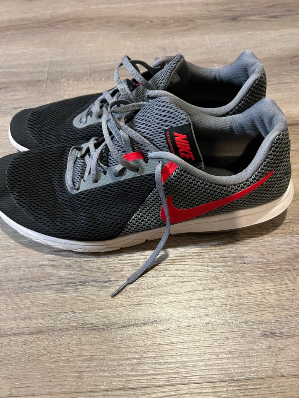 Nike Men’s Black & Gray Athletic Running Shoes with Red Highlights - Picture 3 of 5
